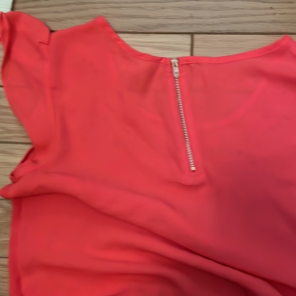 Super cute 🥰 very bright and flowing top! - Picture 4 of 4